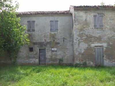 Casa colonica disposta su due livelli con annesso. Piano terra: ex stalla, cantina, tinello, cucina e ripostiglio. Piano primo: quattro camere e ripostiglio. Ideale per due unit abitative. Da ristrutturare o ricostruire. Classe energetica G.