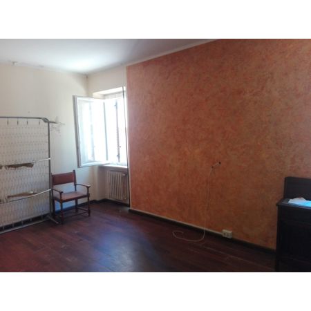 Casa indipendente di fila, da rimodernare, disposta su due livelli di 175 mq c.a. cos composta: piano terra, ingresso, soggiorno, cucina e bagno. Piano primo: tre camere da letto e bagno. Garage di 15 mq c.a. e sottotetto. C.e. G